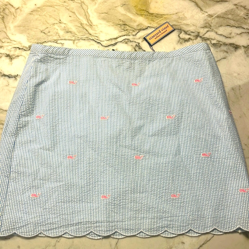 Brand new, never worn, SEERSUCKER vineyard vines skirt with scallop detailing